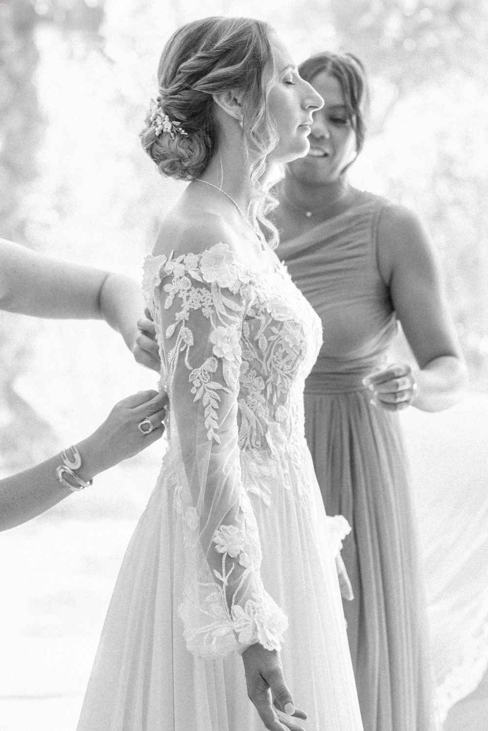 Mariée en robe blanche entourée de proches lors des préparatifs – photographe de mariage Pyrénées-Orientales