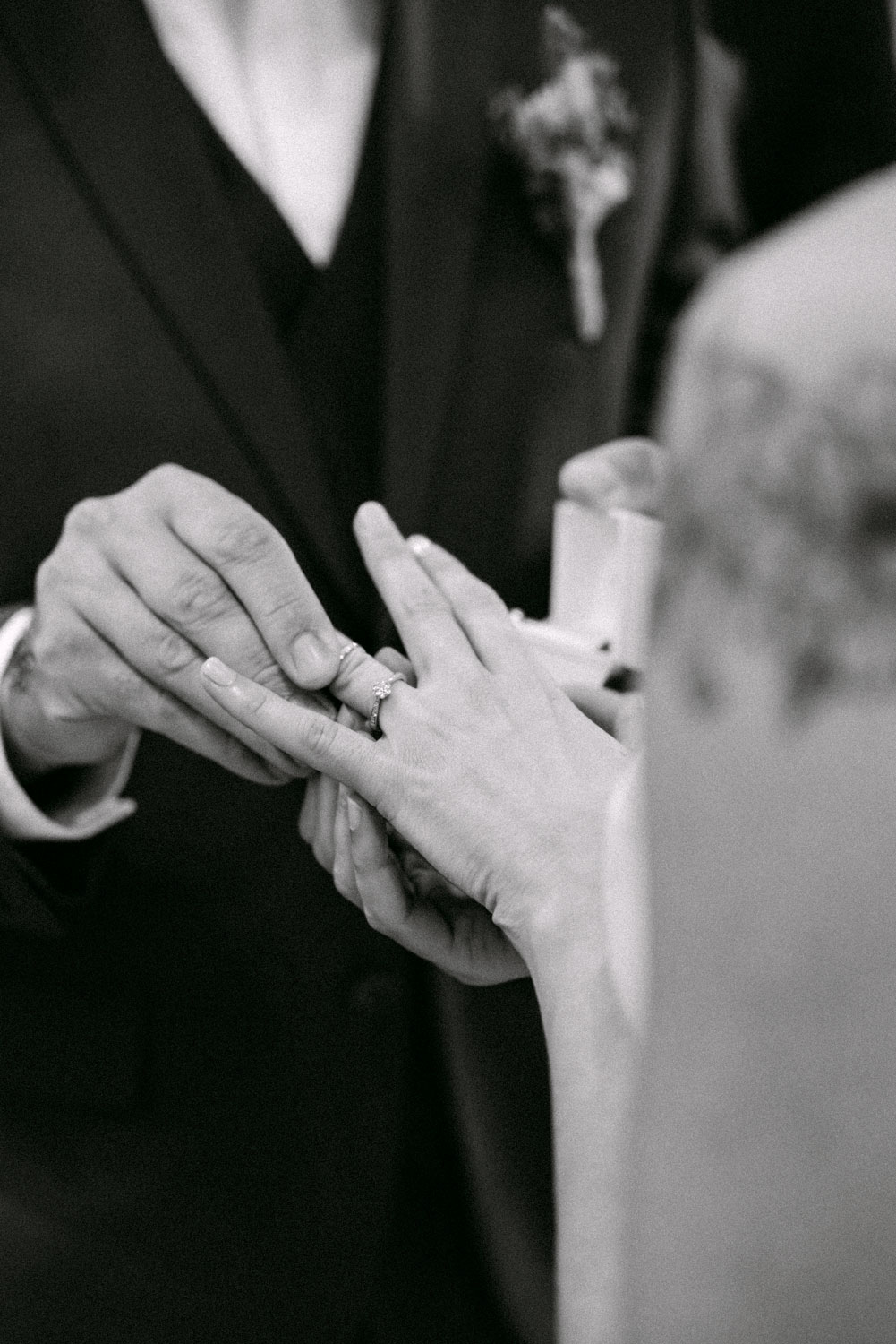 Échange des alliances entre mariés lors de la cérémonie – photographe de mariage Pyrénées-Orientales