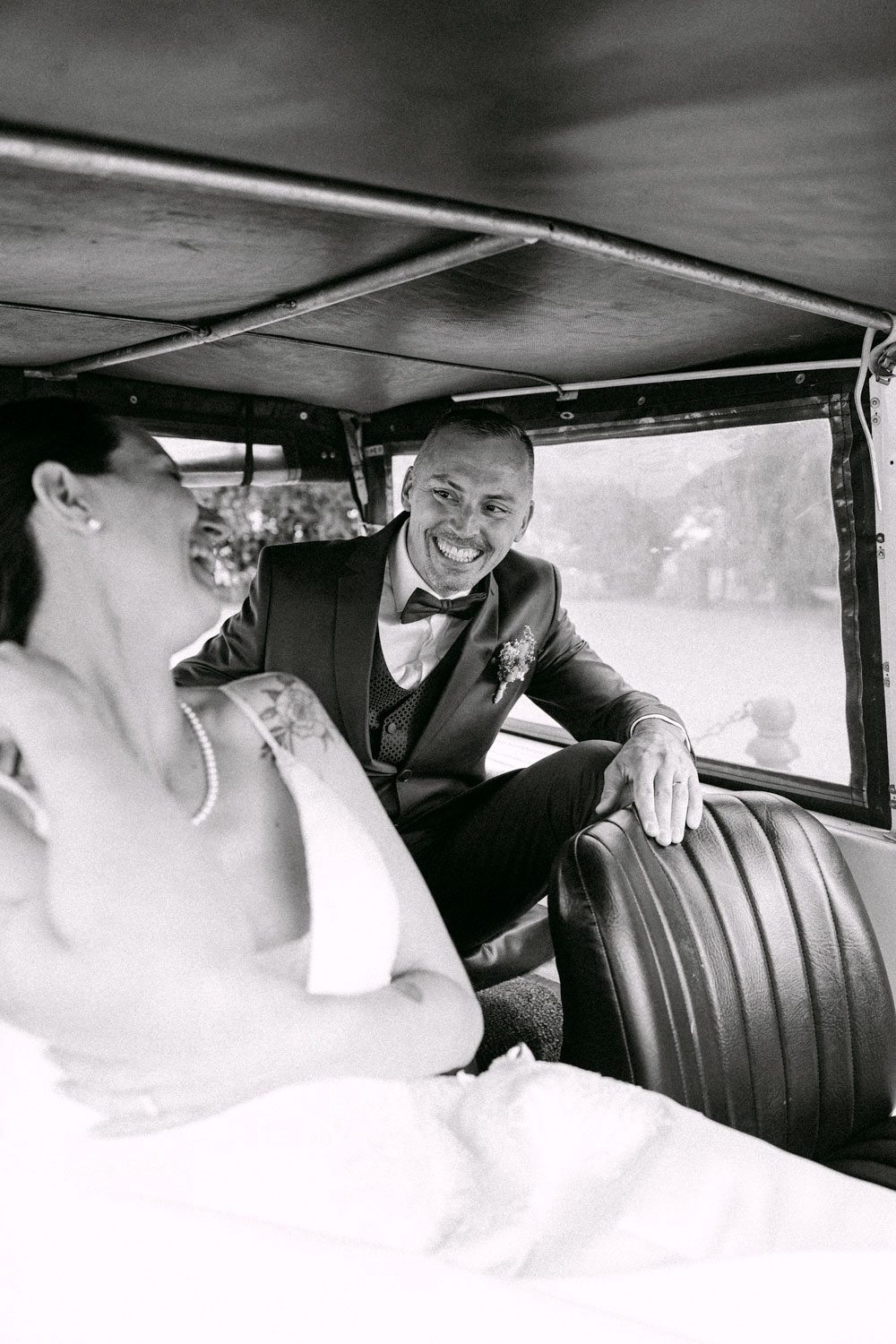 Mariés souriants assis ensemble dans un véhicule – photographe de mariage Pyrénées-Orientales