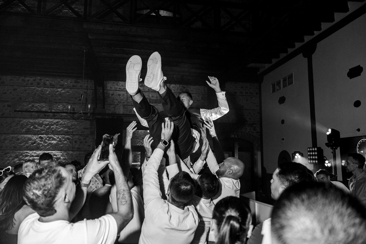 Marié porté en l’air par ses invités lors de la réception – photographe de mariage Pyrénées-Orientales
